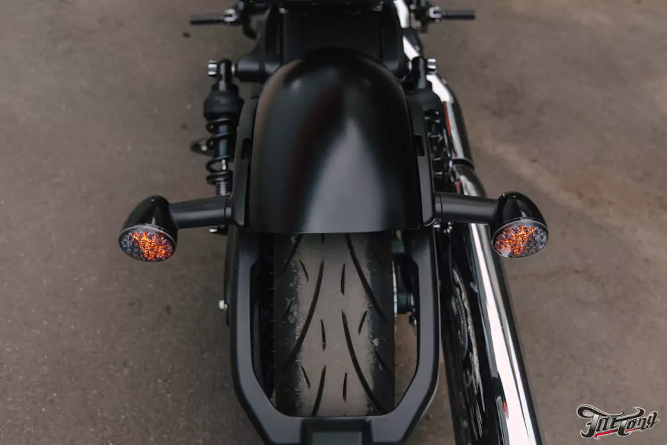 Окрасили детали мотоцикла Indian Scout в черный матовый цвет